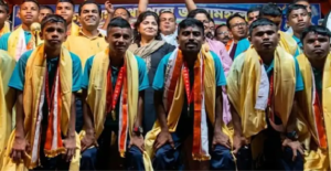 মাঠ নেই তো কী হয়েছে! সুব্রত কাপে ইতিহাস গড়ে গভীর রাতে জঙ্গলমহলে রাজকীয় সংবর্ধনা কিশোর ফুটবলারদের
