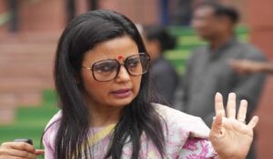 মহুয়ার হুঁশিয়ারির পরেই রণক্ষেত্র চাপড়া! গাড়ি ঘিরে বিক্ষোভ, কালো পতাকা ও ‘চোর’ স্লোগান ঘিরে উত্তপ্ত নদিয়া