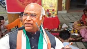 খাড়গের সমাবেশ ঘিরে তুলকালাম! ‘শুদ্ধিকরণ’ বিতর্কে সোজা রাষ্ট্রপতির দরবারে ক্ষুব্ধ কংগ্রেস সাংসদরা
