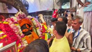 কৌশিকী অমাবস্যায় কালীঘাটে বড় চমক! গর্ভগৃহে দাঁড়িয়ে পুজো দিয়ে আরতি দেখলেন মুখ্যমন্ত্রী শুভেন্দু