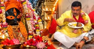 কৌশিকী অমাবস্যার রাতে মাছের মাথা-কালিয়া খেয়ে তুমুল চর্চায় মুখ্যমন্ত্রী! আমিষ প্রসাদ নিয়ে বিতর্ক কি শেষ?