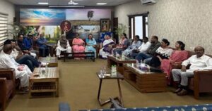 দলত্যাগ বিরোধী আইনের নোটিশ গলার ফাঁস! জবাব দিতে তিন সপ্তাহের সময় চাইলেন ২০ জন বিদ্রোহী টিএমসি সাংসদ