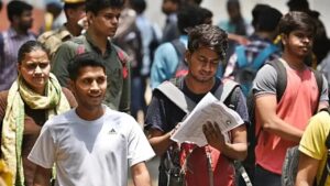পরীক্ষা ব্যবস্থায় ভয়াবহ দুর্নীতি! স্বচ্ছতার দাবিতে লাতুরে রাস্তায় নেমেলেন হাজার হাজার এমপিএসসি পরীক্ষার্থী