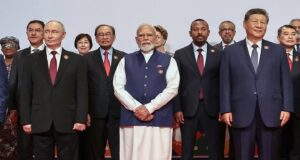 মাঝখানে মোদি, দুই পাশে শি ও পুতিন! ব্রিকসের পারিবারিক ফ্রেমে নজরকাড়া ছবি ঘিরে বিশ্বজুড়ে শোরগোল