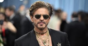 ‘রাশিয়ান অভিনেত্রীর সঙ্গে সিনেমা করুন!’ ভক্তের কাণ্ডজ্ঞানহীন আবদারে একি বললেন শাহরুখ?