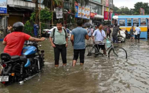 বর্ষার বিদায়বেলায় ধেয়ে আসছে ‘গভীর নিম্নচাপ’! পুজোর মুখেই ভেস্তে যাবে আনন্দ? কী জানাচ্ছে আবহাওয়া দপ্তর