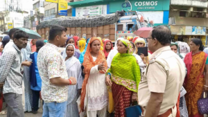 অন্নপূর্ণা যোজনা নিয়ে বিএলও-র সঙ্গে কথা বলতেই কাণ্ড! রাস্তায় পিছন থেকে মহিলাকে জড়িয়ে ধরল যুবক, বরানগরে ধুন্ধুমার