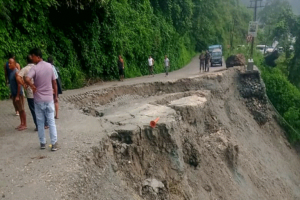 রেললাইনের ওপর ধসে ব্যাহত ট্রেন চলাচল! আটকে পড়ে চরম ভোগান্তিতে হাজার হাজার যাত্রী