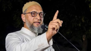 বউকে চোখে চোখ রেখে বলুন ‘আই লাভ ইউ মায় ডিয়ার’! রাজনীতির ময়দানে দাঁড়িয়ে এ কোন মন্ত্র শেখাচ্ছেন এআইএমআইএম প্রধান?