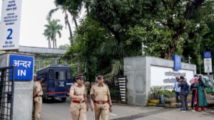 পরীক্ষার হলে স্মার্টফোন ব্যবহার নিয়ে বিতর্ক থেকে আত্মহত্যায় প্ররোচনা! কাঠগড়ায় আইআইটির প্রবীণ অধ্যাপক
