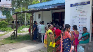 শনি পুজোর প্রসাদ খেতেই ৩০০ গ্রামবাসীর মনে চরম আতঙ্ক! কী এমন ঘটল যে ভ্যাকসিনের জন্য হাসপাতাল ঘেরাও করলেন তাঁরা?