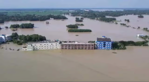 জলে ভাসছে ঘাটাল! রাস্তাঘাট ডুবে গিয়ে নৌকাতেই চলছে যাতায়াত, দুর্ভোগের চরম ছবি প্রকাশ্যে!