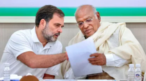 “ভোট চুরি করছে মোদি-শাহ!” রাহুল গান্ধীর সুরেই কমিশনকে কাঠগড়ায় তুলে দিল্লি কাঁপানোর হুংকার খাড়গে-মমতার