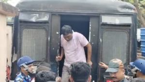 আরজি কর কাণ্ডে ধৃত প্রাক্তন পুরপ্রধানকে লক্ষ্য করে সরাসরি ডিমবৃষ্টি! আদালত চত্বরে তীব্র উত্তেজনা, তেড়ে এল জনতা