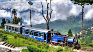 পুজোয় পাহাড়ে যাওয়ার পরিকল্পনা করছেন? টয়ট্রেনে আসছে বিরাট চমক, বিশ্বকবির নামে বিশেষ রাইডের ঘোষণা!