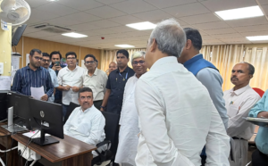 ‘ম্যান মেড’ নয়, ড্যামের জল ছাড়া নিয়ে বড় সাফাই মুখ্যমন্ত্রীর! ফরাক্কায় আটকে পড়া যাত্রীদের জন্য বিরাট ঘোষণা শুভেন্দুর