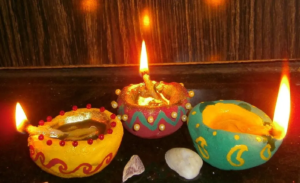 পূজায় মাটি বা ধাতুর প্রদীপ কিনছেন? এই ৩ দিনে কিনলে হতে পারে বড় অমঙ্গল!