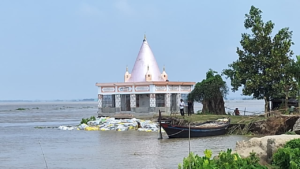 স্কুল বাঁচবে নাকি মন্দির? গঙ্গার ভয়াল গ্রাসের সামনে দাঁড়িয়ে গ্রামবাসীদের এই কঠিন প্রশ্নে তোলপাড় মালদা!