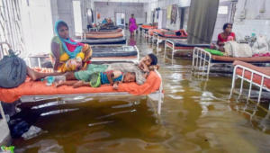 গঙ্গার গ্রাসে মালদার রতুয়া হাসপাতাল! কারেন্ট নেই, চতুর্দিকে জল… তবুও স্থান ত্যাগ না করে ডিউটিতে অনড় চিকিৎসকেরা