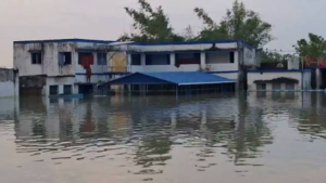 ত্রাণের এক প্যাকেট চিড়ে-গুড়ের জন্য জীবনের ঝুঁকি! উত্তাল জলে খুদেদের এই লড়াই দেখলে বুক কেঁপে উঠবে