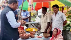 ‘মাসে ১০০০ টাকা করে পান?’ প্রদীপ বিক্রেতা মীরার সামনে সোজা হাত পাতলেন স্বয়ং মুখ্যমন্ত্রী বিষ্ণুদেব সাই!