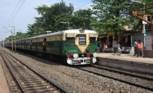 ফরাক্কায় ধস নামার আতঙ্ক কাটিয়ে স্বাভাবিক হচ্ছে রেল পরিষেবা! কোন কোন রুট দিয়ে গন্তব্যে পৌঁছাবে ট্রেনগুলি?