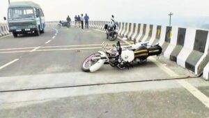 উড়ালপুল থেকে সোজা নিচে রাস্তায় আছড়ে পড়লেন বাইক চালক! তারপর যা ঘটল…
