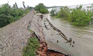 বালির বদলে বস্তায় ভরা হচ্ছে মাটি! নদী ভাঙনের এই ভয়াবহ কাণ্ডে ফুঁসছে এলাকাবাসী!