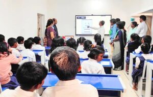 শিক্ষক না থাকলেও ক্লাস নেবে ছোট্ট পড়ুয়ারা! সরকারি স্কুলের এমন রূপ বদলে চমকে উঠবেন!
