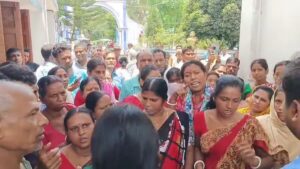 অন্নপূর্ণা যোজনার টাকা না মেলায় তুমুল উত্তেজনা! বর্ধমান-আরামবাগ রোড অবরোধ করে ক্ষোভে ফেটে পড়লেন উপভোক্তারা