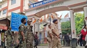 ভাঙড় কলেজে চরম উত্তেজনা! সভাপতি সায়ন্তনকে ঢুকতে বাধা দিতে গিয়ে এসএফআই-আইএসএফ বনাম এবিভিপি সংঘর্ষ, লাঠিচার্জ পুলিশের
