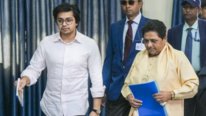 রাজনীতি ছাড়লেই তবে ফিরবে দলে! ভাইপো আকাশকে দলে ফেরাতে কোন শর্ত দিলেন মায়াবতী?