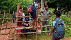 বন্ধ দেড়শো বছরের ঐতিহ্যবাহী রাস্তা! স্কুল-হাসপাতাল যেতে চরম ভোগান্তিতে ৫০টি পরিবার!
