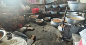 যে মিষ্টি খেয়ে জীবন হারাচ্ছেন না তো? দুর্গাপুরের এই কারখানার ভয়ংকর কাণ্ড দেখলে আর মুখের সামনে মিষ্টি তুলবেন না!