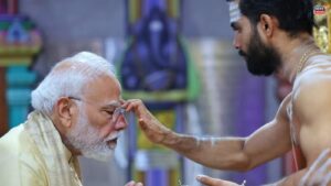 ‘এখনও সেই লোভে বেঁচে আছি…’ গণেশ মন্দিরে পুজো দিয়ে কী প্রার্থনা করলেন মোদী?