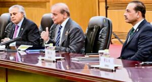 ঋণে ডুবে থাকা পাকিস্তান, হঠাত্‍ IMF ও World Bank-এর নেতৃত্বে, কীভাবে? তীব্র বিতর্ক