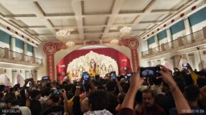 রাত ১১টার পর গান বাজাতেই প্যান্ডেলে পুলিশ-CRPF! আসল সত্যটা কী? জানুন দিল্লির মেগা বিতর্ক