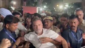 “ব্যারিকেডে উঠে উড়ল তেরঙ্গা!”-জ্ঞানেশ কুমারের পদত্যাগের দাবিতে গর্জে উঠলেন রাহুল