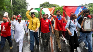 কনট প্লেসে ধুন্ধুমার কাণ্ড! ‘ককরোচ জনতা পার্টি’র তেরঙা মিছিল রুখতে কড়া পদক্ষেপ দিল্লি পুলিশের