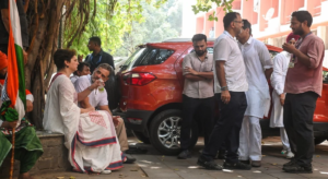 পুলিশের ব্যারিকেড ভেঙে ভিতরে ঢুকলেন রাহুল-প্রিয়াঙ্কা! নির্বাচন কমিশনের বিরুদ্ধে রণংদেহী মেজাজে ‘ইন্ডিয়া’ জোট