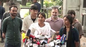“প্রতিরোধের মুখে পিছু হটব না!” আক্রান্ত তরুণ-তরুণীদের পাশে দাঁড়িয়ে মোদী-শাহকে তোপ রাহুলের