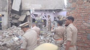 বারাণসীতে ভয়াবহ বাজি বিস্ফোরণ! ধসে পড়ল দোতলা বাড়ি, ধ্বংসস্তূপের নিচে আটকে একাধিক