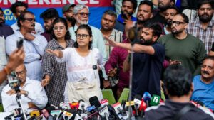 সাংবাদিক বৈঠকে তুলকালাম, বন্ধ হলো মাইক! নেহার ‘বাংলাদেশ’ মন্তব্য নিয়ে চরম রণক্ষেত্র দিল্লি