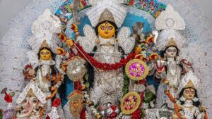 চোরবাগান কাণ্ড থেকে বড় শিক্ষা! অষ্টমীর পুজো ও সন্ধিপুজোয় সাধারণ দর্শনার্থীদের প্রবেশ নিষিদ্ধ করল দক্ষিণ কলকাতার এই বিখ্যাত ক্লাব