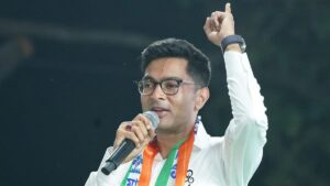 ক্যামাক স্ট্রিট বিলবোর্ড কাণ্ড: সরাসরি অভিষেক বন্দ্যোপাধ্যায়ের বাড়ি পৌঁছল পুলিশ! চাঞ্চল্যকর মোড়