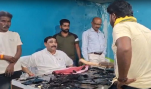 কেষ্টর সামনেই পার্টি অফিসে ভয়ঙ্কর তাণ্ডব! কলার ধরে শাসানি, হাতজোড় করে ক্ষমা চাইলেন অনুব্রত!