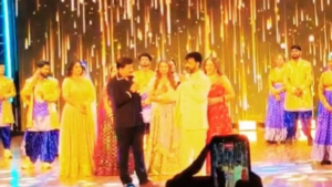মঞ্চেই মনোজ তিওয়ারির পা ছুঁয়ে প্রণাম পবন সিংয়ের! বিতর্কিত রিয়্যালিটি শো নিয়ে ফাঁস করলেন হাঁড়ির খবর?