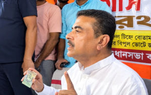 ভোট দিতে গিয়ে ক্যামেরার সামনে মুখ্যমন্ত্রী যা করলেন! ভিডিও দেখেই চক্ষু চড়কগাছ নেটিজেনদের!