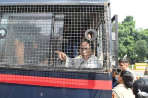 দিল্লিতে তুলকালাম! প্রিজন ভ্যানে তোলা হলো মমতা বন্দ্যোপাধ্যায়কে, সঙ্গে দোলা সেনও