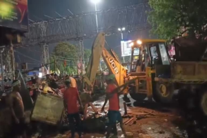 গলি স্টেশনে মাঝরাতে গর্জে উঠল বুলডোজার! গুঁড়িয়ে দেওয়া হলো একাধিক আবাসন, থমথমে স্টেশন চত্বর